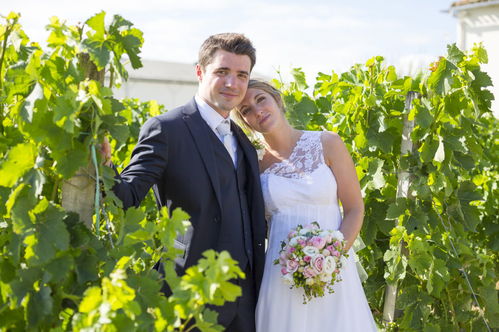 Couple dans les vignes du chateau lafitte laguens Yvrac Sebastien Huruguen Photographe Mariage Bordeaux