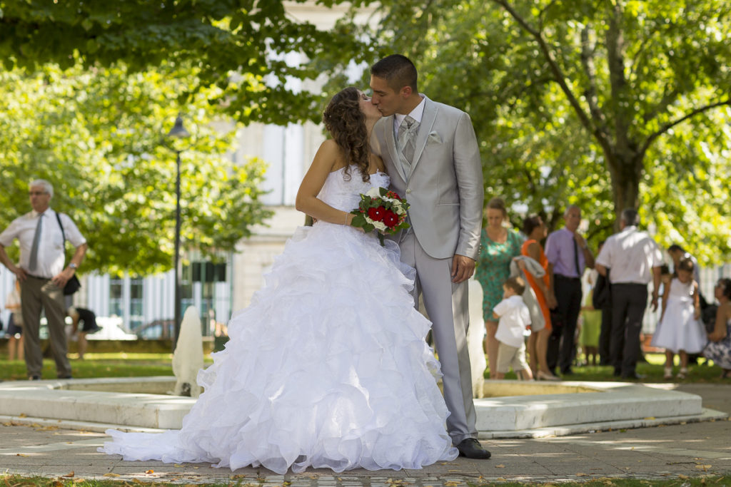 couple de jeune marie a la mairie de marmande sebastien huruguen mariage civile photographe pro mariage bordeaux robe de mariée